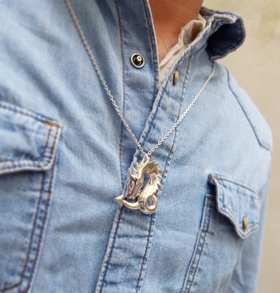 Pendentif Dragon porté
